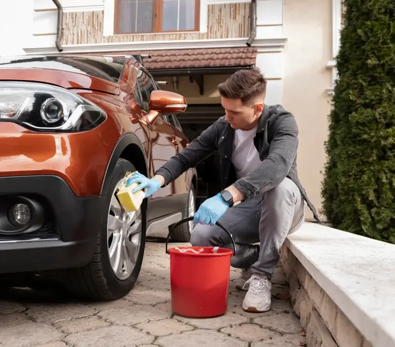 Lavage auto à domicile Rouvres-en-Plaine : professionnel intervenant sur un véhicule